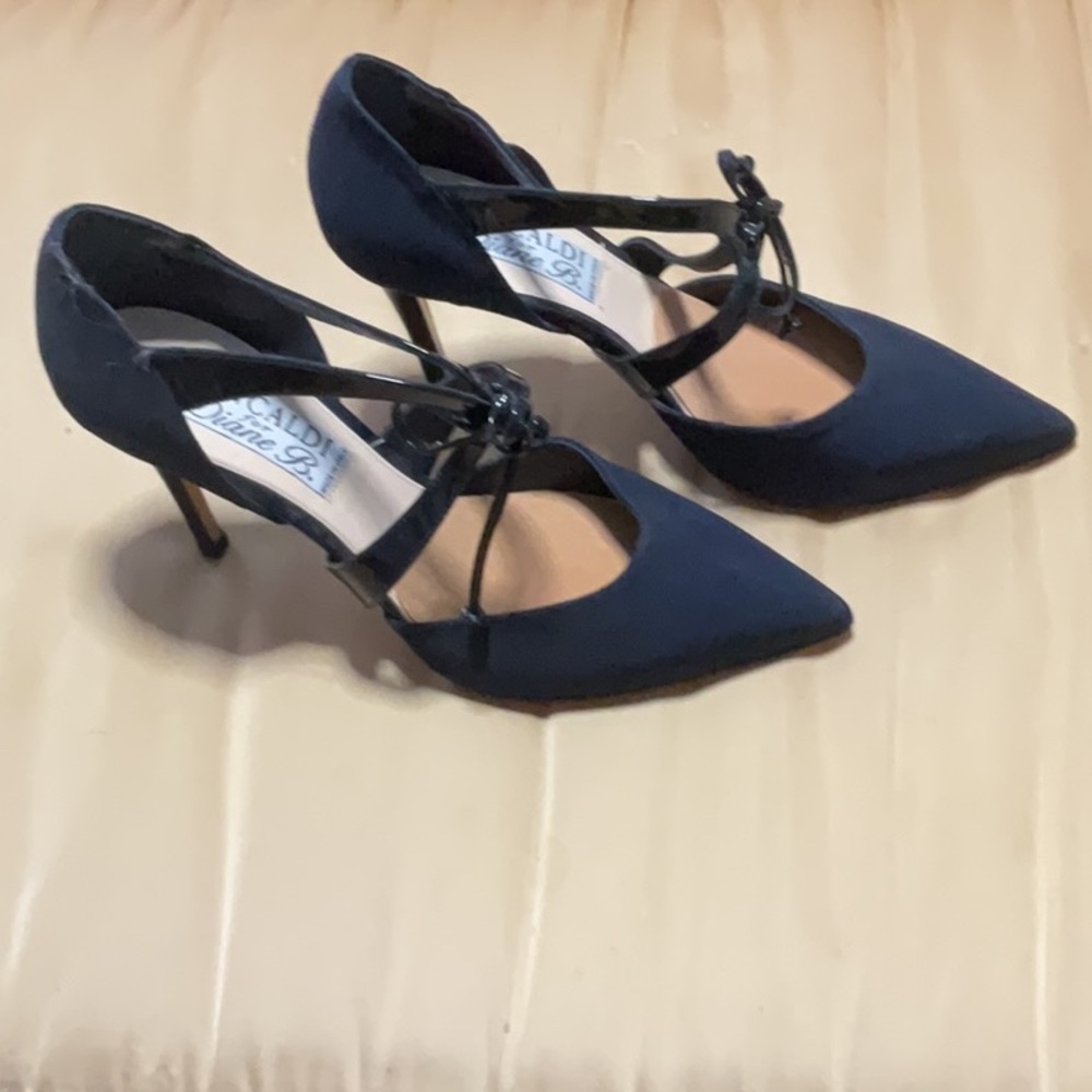 Chic Navy Heels with Strap Accent